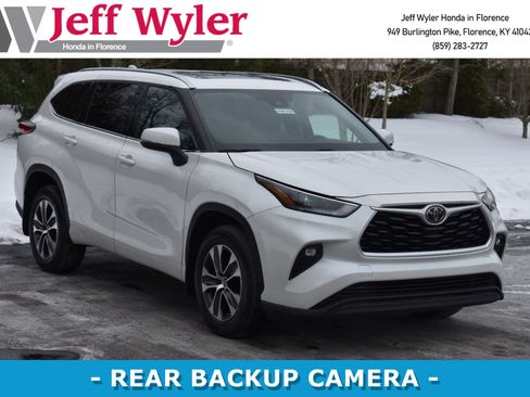 Used 2021 Toyota Highlander XLE image 1