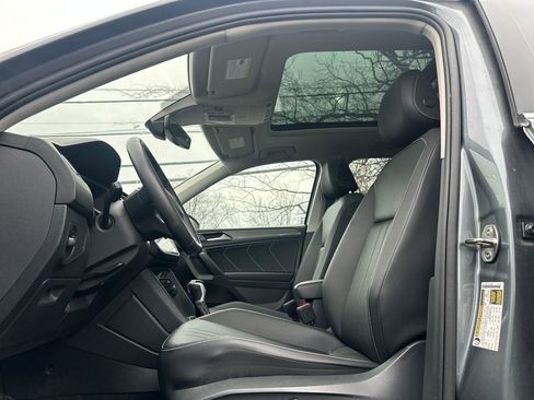 Used 2023 Volkswagen Tiguan SE w/ Panoramic Sunroof Package image 3