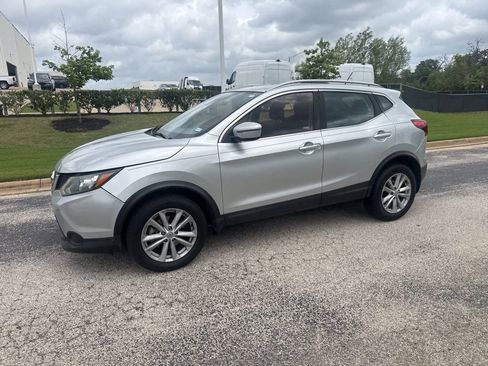 Used 2017 Nissan Rogue Sport SV image 2