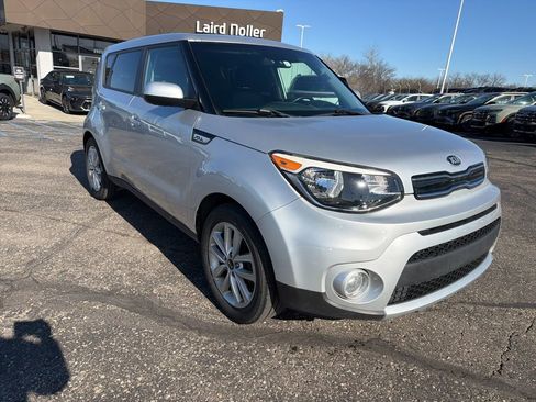 Used 2018 Kia Soul + image 3