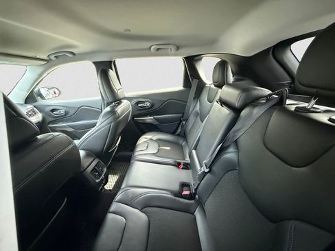 Used 2019 Jeep Cherokee Latitude Plus w/ Comfort/Convenience Group AWD/4WD image 8