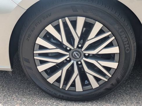 Used 2024 Nissan Altima 2.5 SV FWD image 13
