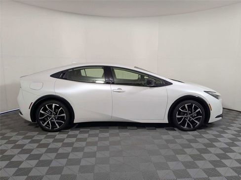 Used 2025 Toyota Prius Plug-In Hybrid FWD image 4