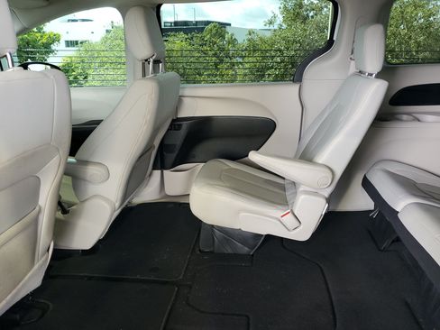 Used 2017 Chrysler Pacifica LX FWD image 9
