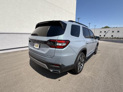 Used 2024 Honda Pilot Elite image 3