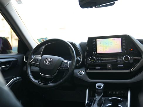 Used 2020 Toyota Highlander XLE image 16