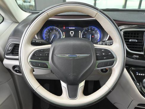Used 2020 Chrysler Pacifica Limited image 23