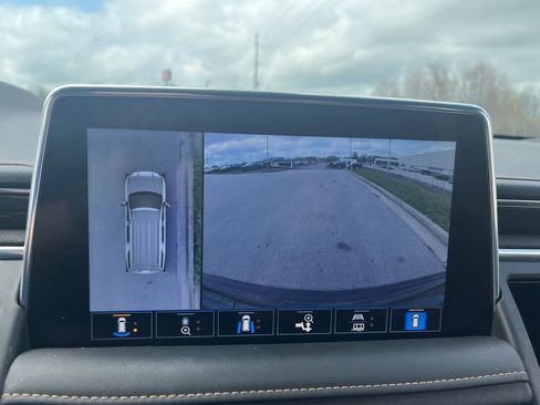 Used 2021 GMC Yukon AT4 w/ AT4 Premium Plus Package image 9