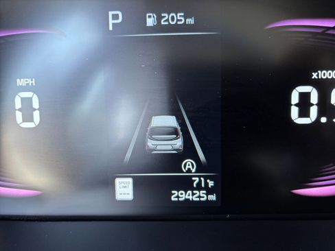 Used 2025 Kia Soul LX w/ LX Technology Package FWD image 38