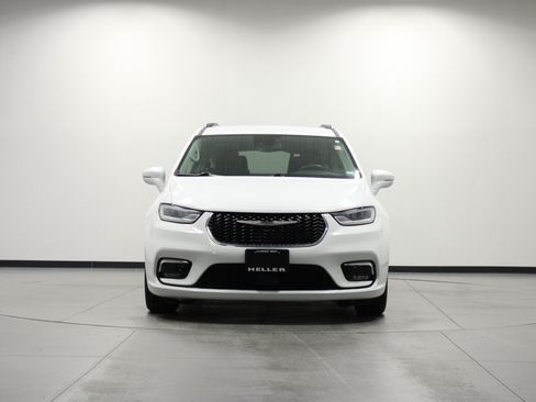 Used 2022 Chrysler Pacifica Touring-L FWD image 9