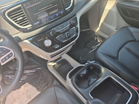 Used 2023 Chrysler Pacifica Touring-L FWD image 10