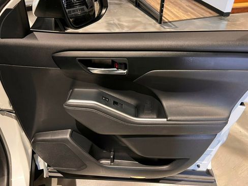 Used 2022 Toyota Highlander XLE image 30