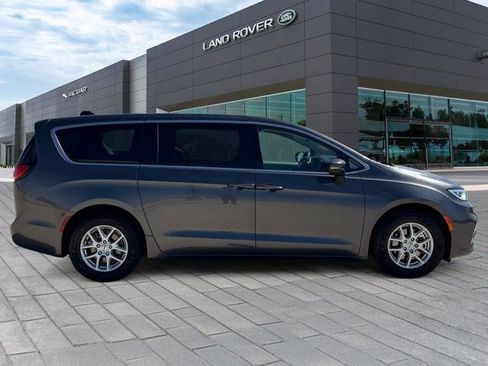 Used 2023 Chrysler Pacifica Touring-L FWD image 6