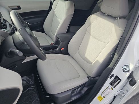 Used 2025 Toyota Corolla Cross LE image 6