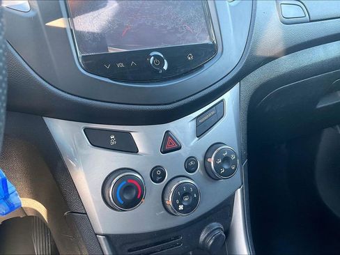 Used 2015 Chevrolet Trax LT w/ LT Sun and Sound Package image 17