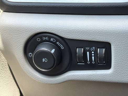 Used 2024 Chrysler Pacifica Touring-L FWD image 13