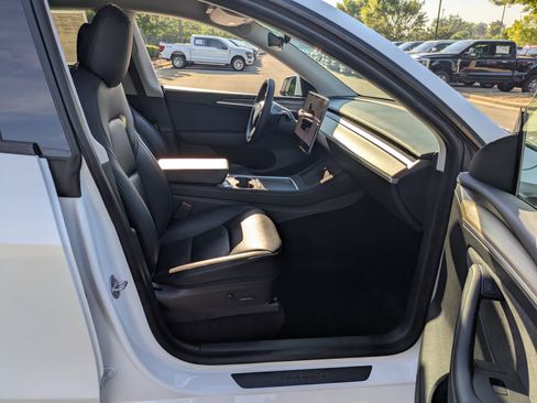 Used 2023 Tesla Model Y Long Range AWD/4WD image 32