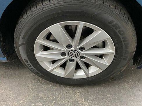 Used 2019 Volkswagen Golf SE image 28