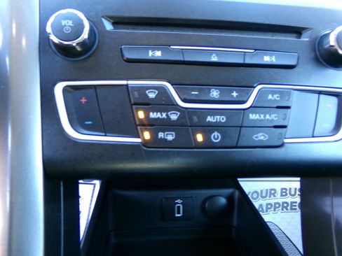 Used 2017 Ford Fusion SE w/ Fusion SE Technology Package image 14