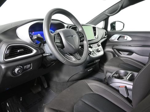 Used 2024 Chrysler Pacifica Touring FWD image 23
