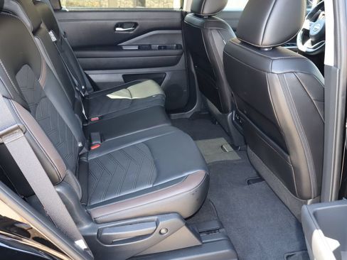 Used 2024 Nissan Pathfinder Platinum w/ Lighting Package (N92) FWD image 19