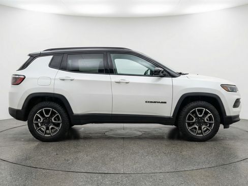 Used 2025 Jeep Compass Trailhawk image 11