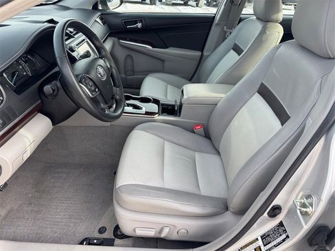 Used 2014 Toyota Camry L image 9