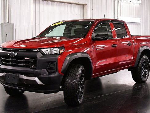 Used 2024 Chevrolet Colorado Trail Boss w/ Technology Package image 3