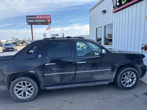 Used 2013 Chevrolet Avalanche LTZ AWD/4WD image 9