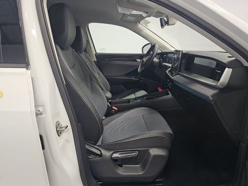 Used 2025 Volkswagen Tiguan SE FWD image 2