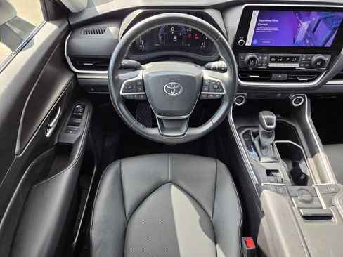 Used 2025 Toyota Grand Highlander AWD image 14
