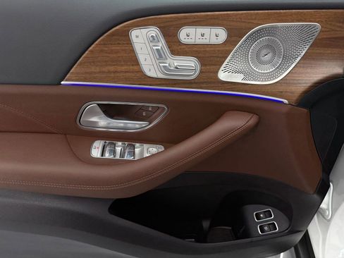 Used 2025 Mercedes-Benz GLE 450e 4MATIC w/ Winter Package image 11