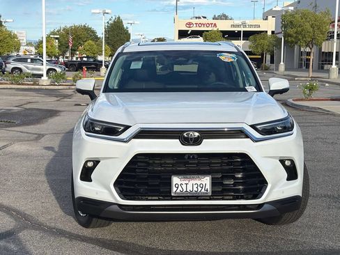 Used 2025 Toyota Grand Highlander AWD image 2