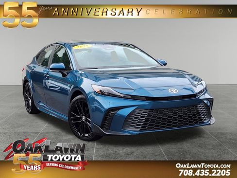 Used 2025 Toyota Camry SE FWD image 1
