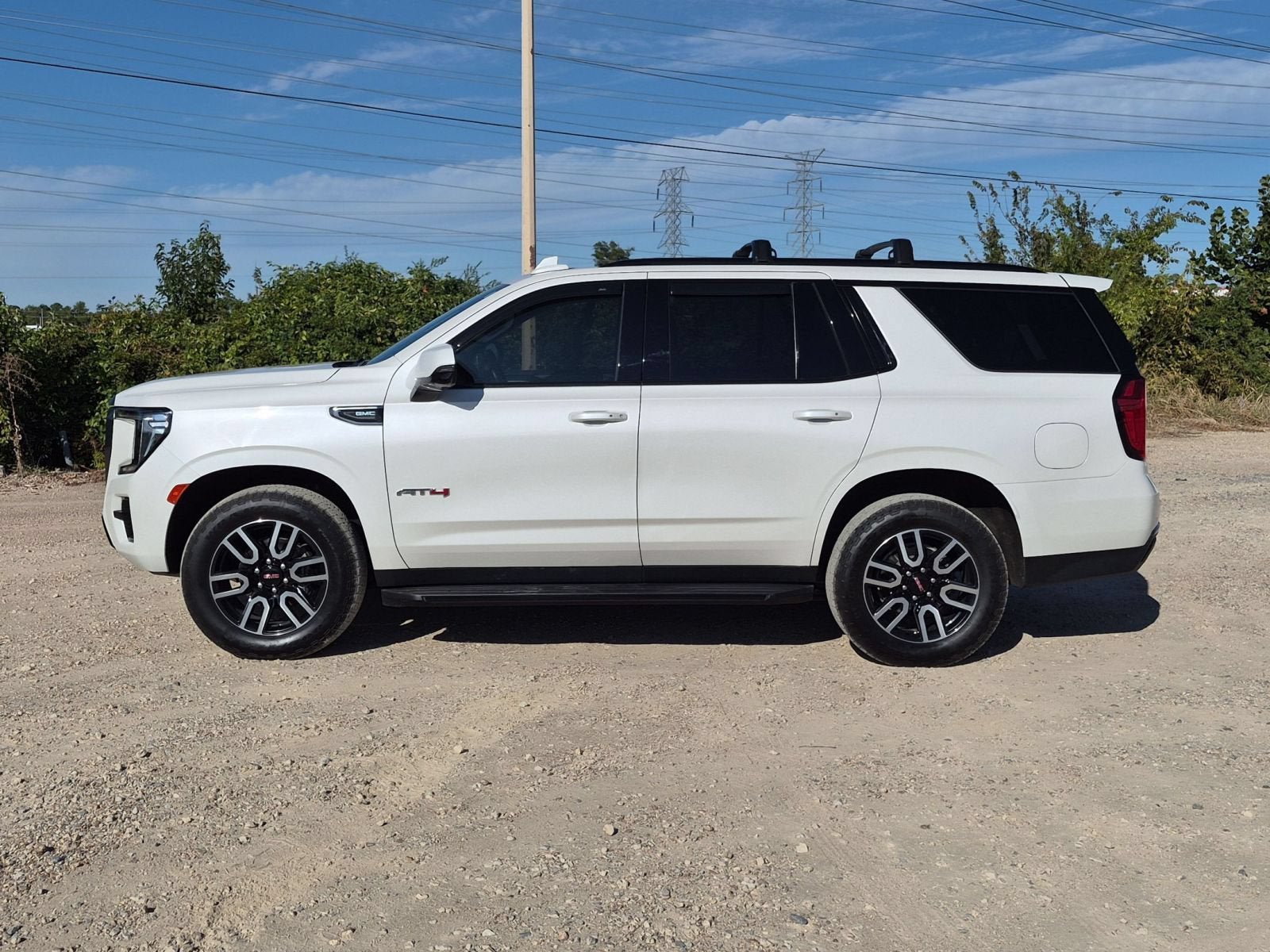 Used 2023 GMC Yukon AT4 w/ Technology Package AWD/4WD image 2