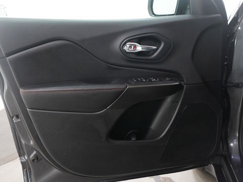 Used 2019 Jeep Cherokee Trailhawk w/ Cold Weather Group image 21