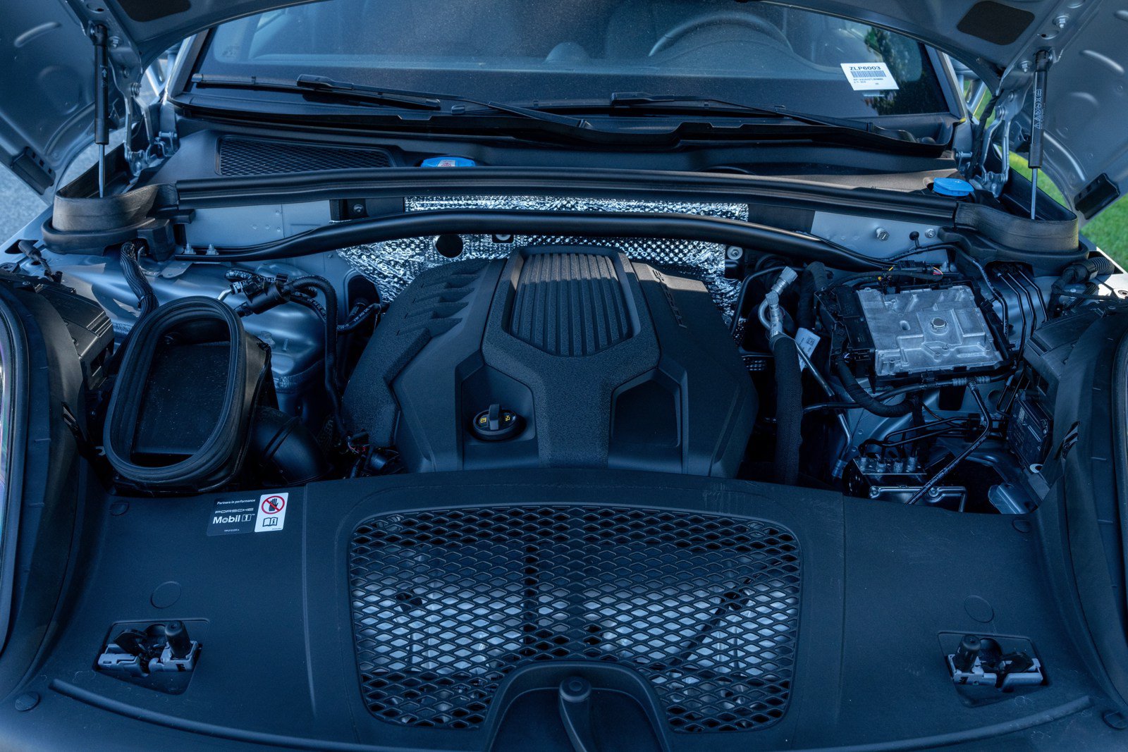 Certified 2026 Porsche Macan AWD/4WD image 17
