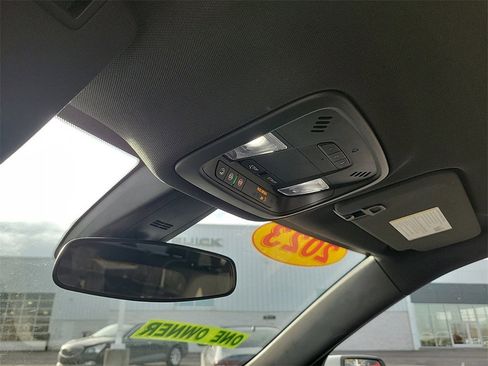 Used 2023 Chevrolet Traverse LT image 31