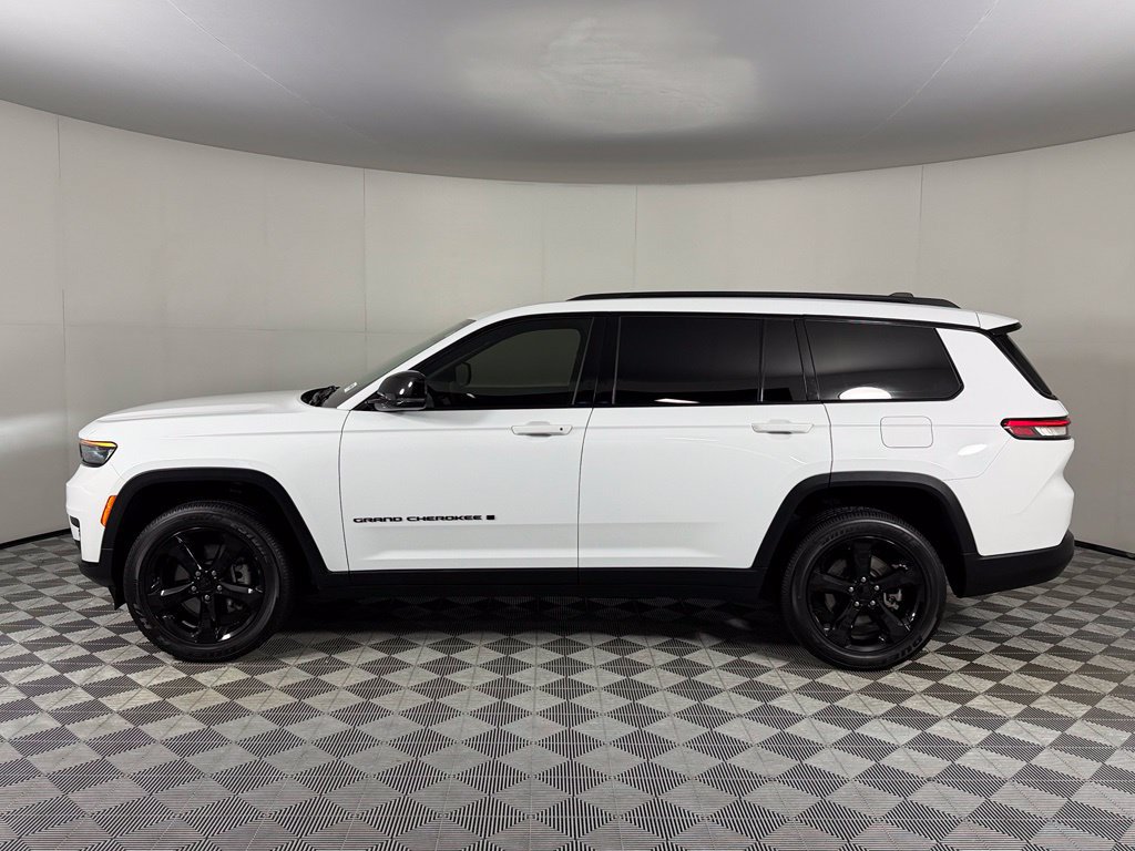Used 2024 Jeep Grand Cherokee L Altitude RWD image 10