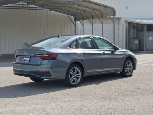 Used 2024 Volkswagen Jetta SE FWD image 5