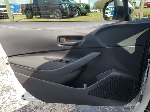 Used 2025 Toyota Corolla LE image 29