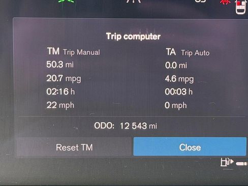 Certified 2025 Volvo XC40 B5 Plus AWD/4WD image 21