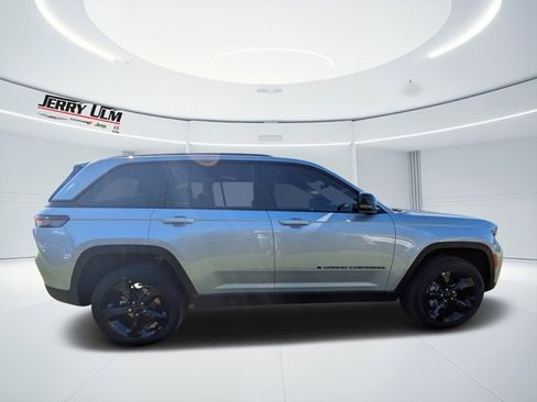 New 2025 Jeep Grand Cherokee Altitude image 2