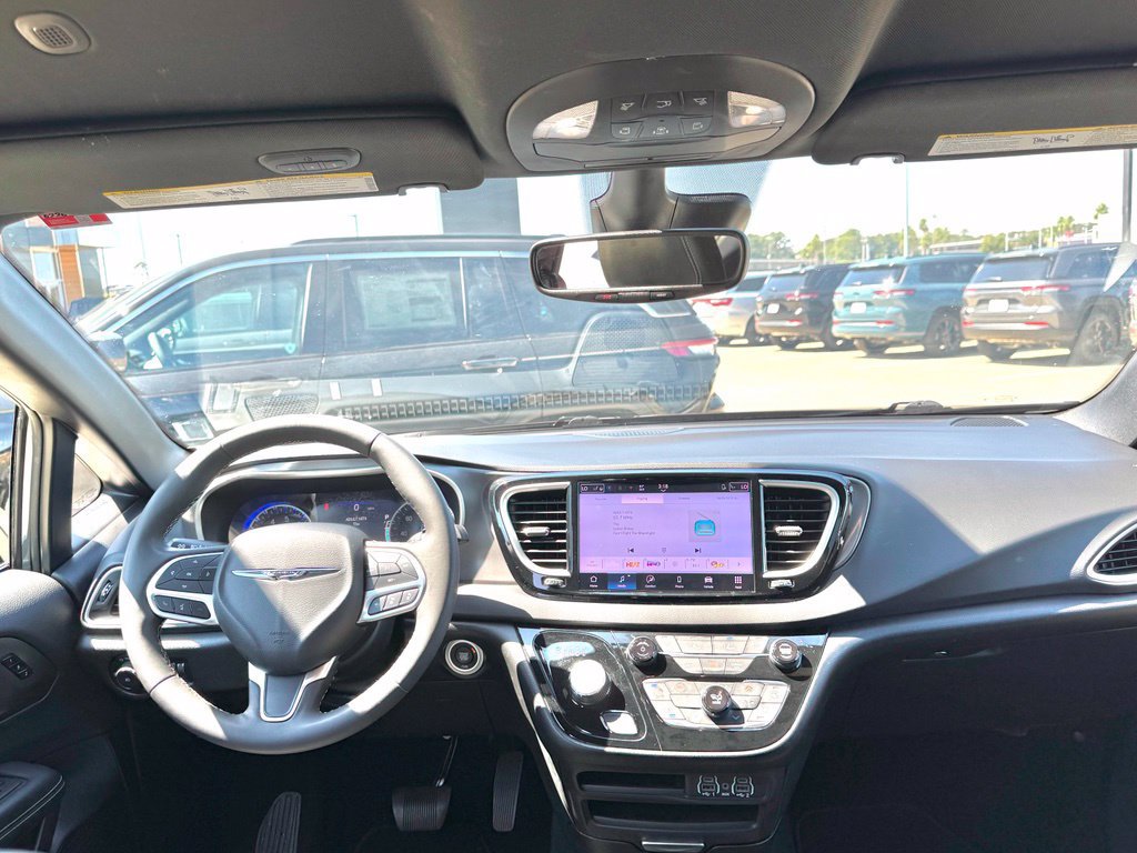 Used 2025 Chrysler Pacifica Select FWD image 17