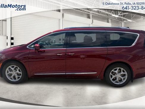Used 2020 Chrysler Pacifica Touring-L FWD image 6