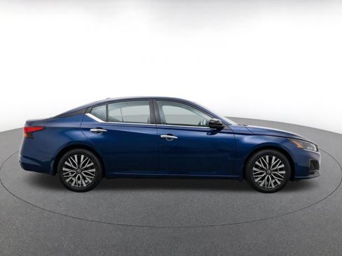 Used 2025 Nissan Altima 2.5 SV FWD image 14
