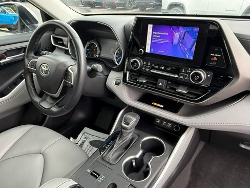 Used 2023 Toyota Highlander XLE AWD/4WD image 18