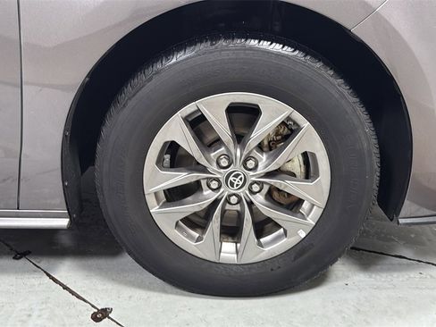 Used 2023 Toyota Sienna XLE image 22