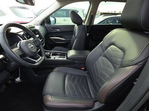 Used 2025 Nissan Pathfinder Platinum w/ Cargo Package image 2