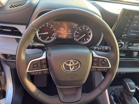 Used 2022 Toyota Highlander XLE AWD/4WD image 16